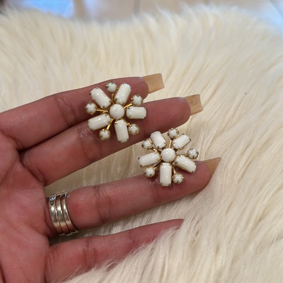 Vintage faux white stone screw back earrings - Picture 2 of 7